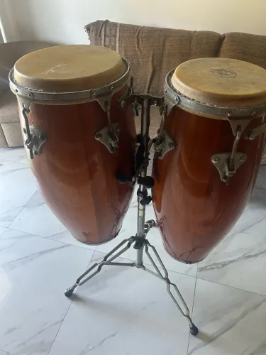 Par de Congas Raul Brin-Plas Vintage 10? e 12? - Couros Originais + Suporte