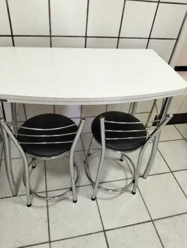 Mesa de cozinha que aumenta de tamanho com 02 banquetas marca CARRARO.