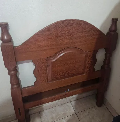 Cama de solteiro madeira maciça. 