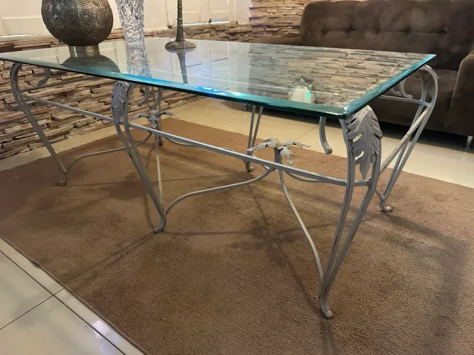     Mesa de Centro de Vidro Grande e Sofisticada - Estrutura em Ferro