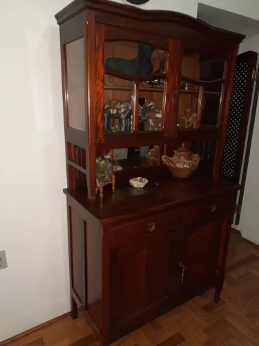 Cristaleira antiga (80 anos), madeira maciça super conservada