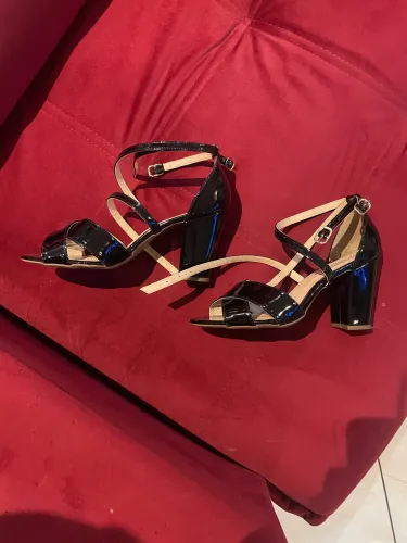 Par de saltos preto elegante novo!!!