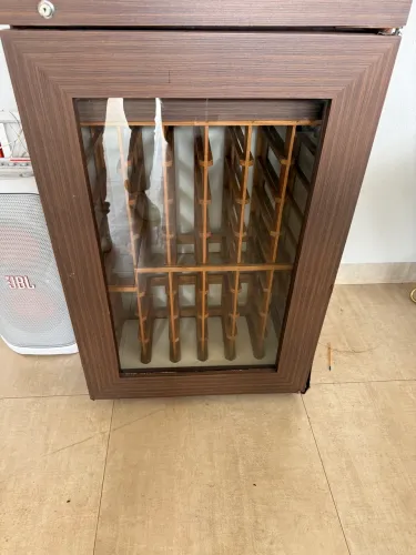 Adega de vinhos refrigerada de Madeira. Artesanal