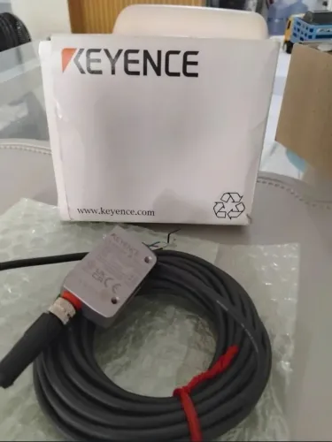Sensor Laser KEYENCE LR-ZH500CP com cabo OP-88715