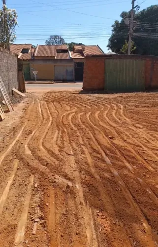 Lote comercial do lado de um condomínio de prédio residencial