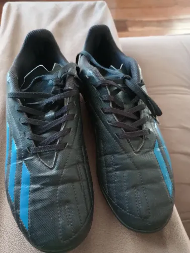 Chuteira Adidas, praticamente nova, usadas poucas vezes