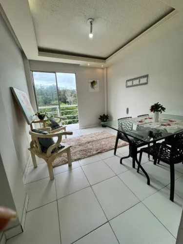 Quarto mobiliado pequeno pra moça dentro de apartamento de 2 mulheres de família