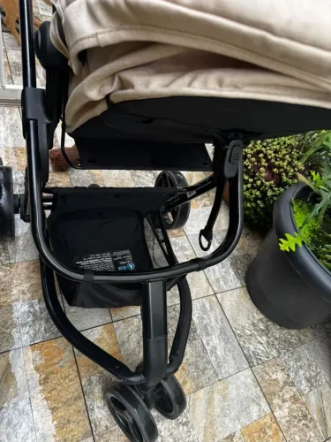 Carrinho de bebê Safety 1st com bebê conforto