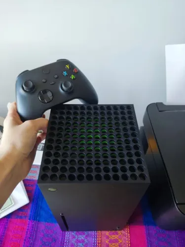 B-Box Series X na caixa e com controle