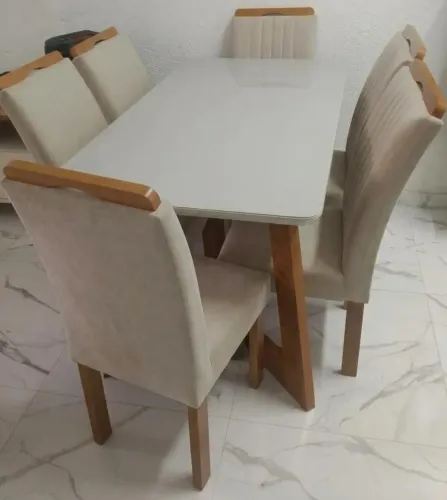 Mesa de jantar com 6 cadeiras .