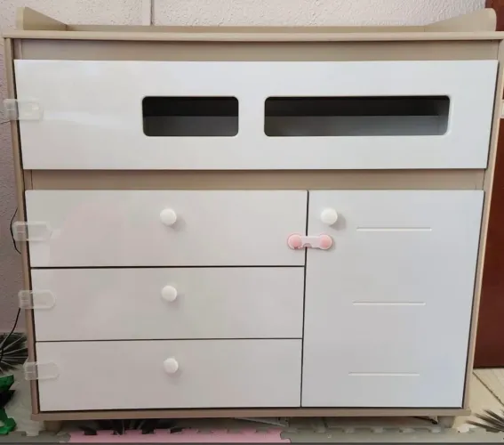 Cômoda de 4 gavetas 1 porta