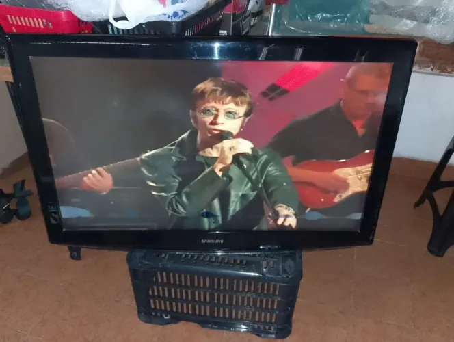 Tv Samsung 40 ' LCD modelo LN40A330J1 mancha na imagem