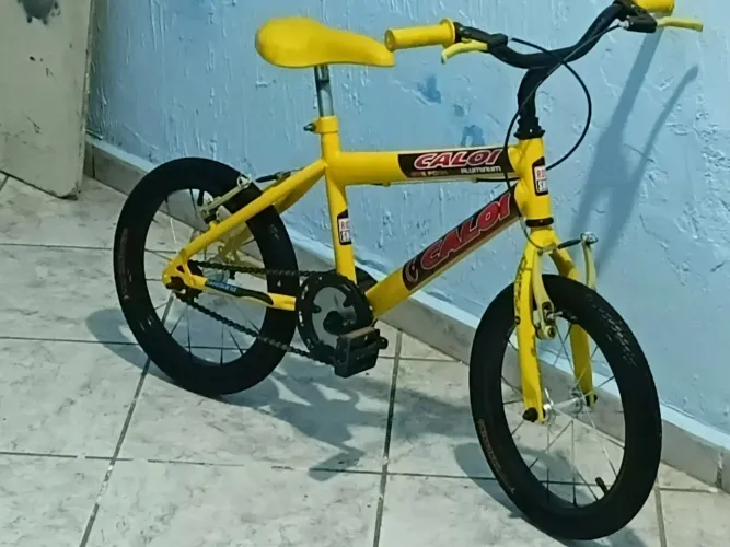 Bicicleta aro 16 pra crianças de 5 a 8 anos ,tudo ok so pegar e andar.