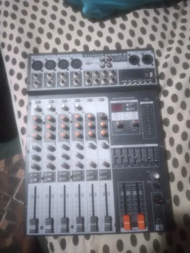 Vendo uma mesa de som 8 canais