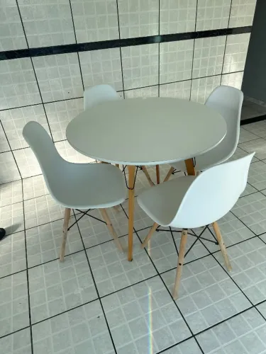 Mesa com 4 cadeiras 