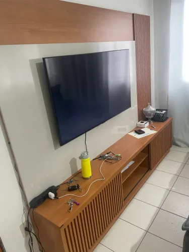 Rack com painel de madeira