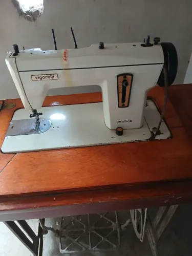 Máquina de Costura Vigorelli Pratica com Gabinete - Antiga, de Pedal