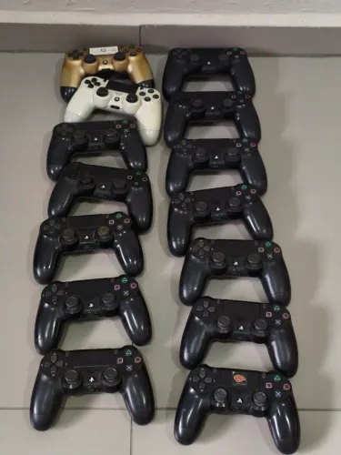 Lote controle ps4 no estado pra conserto ou retirar peças