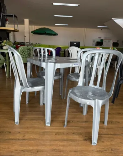 Jogo de Mesa e Cadeiras de Plástico Cinza 182Kg