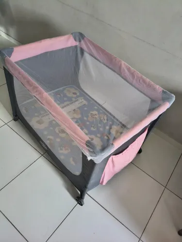 Vendo berço cercado desmontável semi-novo e cadeirinha de transporte/ carro.