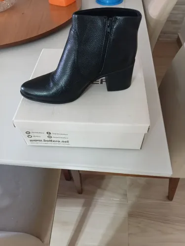 Bota femenina de couro
