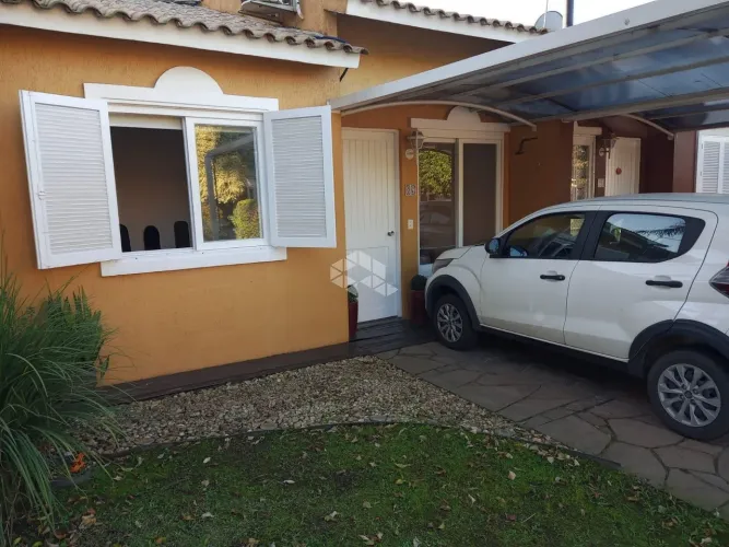 Casa em condomínio com patio e 2 vagas em Canoas