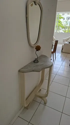 Aparador com tampo em mármore rajado e base com espelho com moldura em e