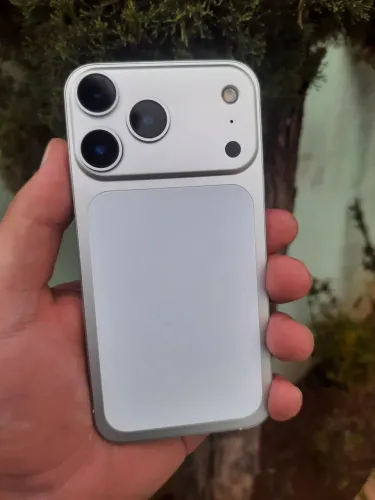 Iphone xr na carcaça do 17