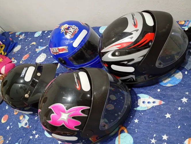 Vendo 4 capacetes novos marca Tauros 3 adultos 1 infantil 