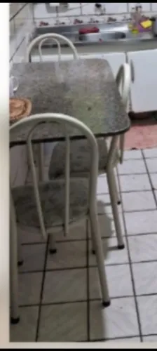 Vendo mesa de cozinha e 3 cadeiras