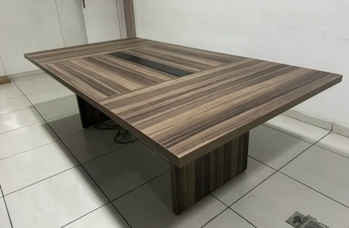 Mesa grande e robusta de escritorio 