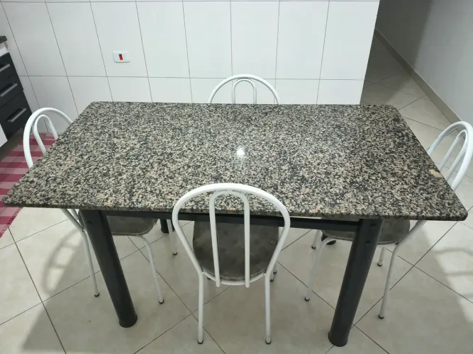 Vende-se Mesa de 04 Cadeiras de Granito