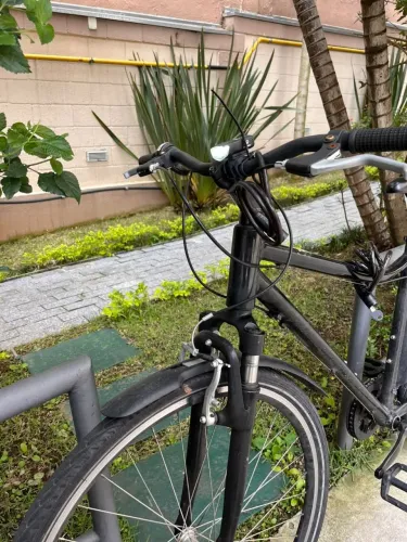 Bicicleta preta com marchas e amortecedores