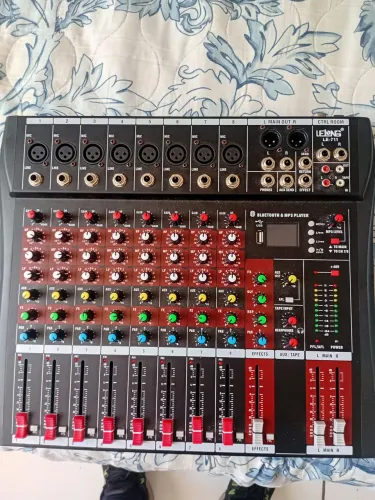 Vendo mesa de Som Lelong,8 canais ,com Reverber e Pen drive nova.