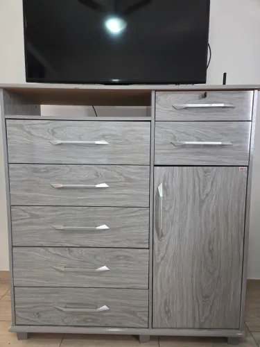 Cômoda Cinza com 7 Gavetas e 1 Porta