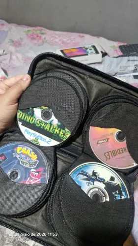 Porta cds cm vários jogos de ps2.