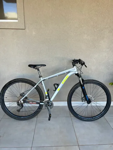 Vendo Caloi MTB aro 29 + kit transmissão Shimano Alívio + suspensão RockShox