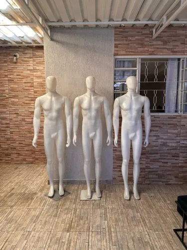 3 Manequins Masculinos Corpo Inteiro Branco com Base - Excelente Estado
