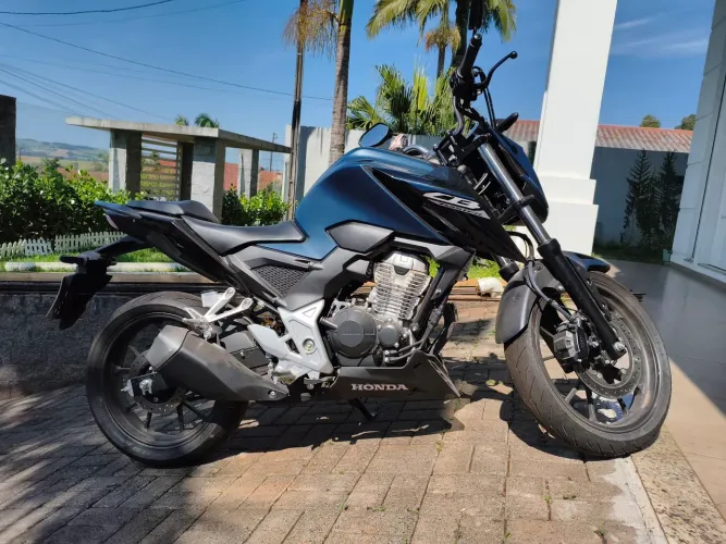 Honda CB 300F apenas 124km