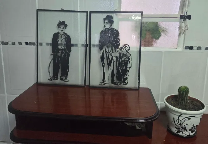 Par de Quadros Vintage Charlie Chaplin Silhueta em Vidro Antigo