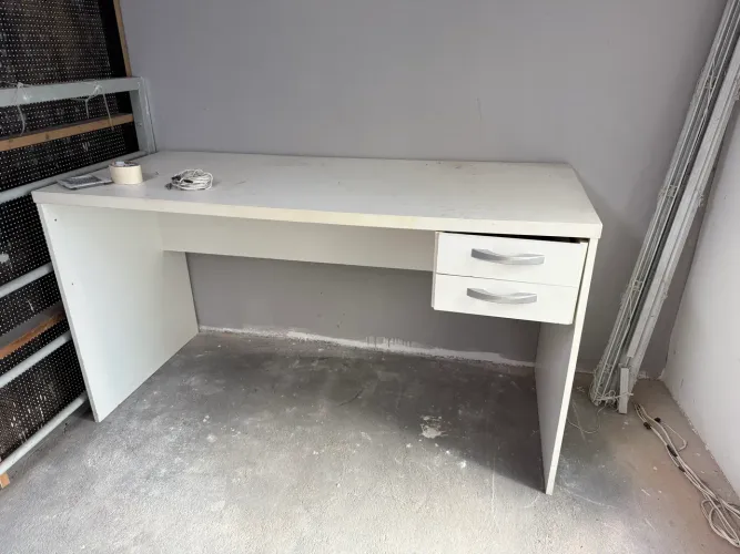 Mesa de escritório com gavetas