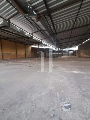 Lote Comercial com galpão,tem banheiro,sala e escritório,piso em cerãmica,terreno todo cob