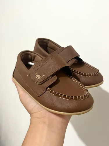 Mocassim infantil masculino em couro sintético, com velcro?.