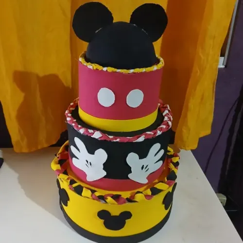 alguem precisando de bolos fakes para enfeitar sua festa ? 