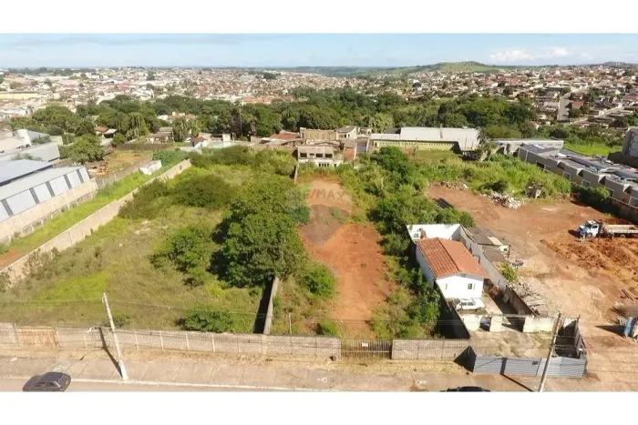 Excelente terreno com 3.678,45 m² e 20 m de frente para a Av. José Jorge Akel, em Araxá/MG