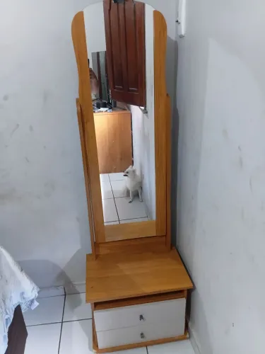 Criado mudo com espelho