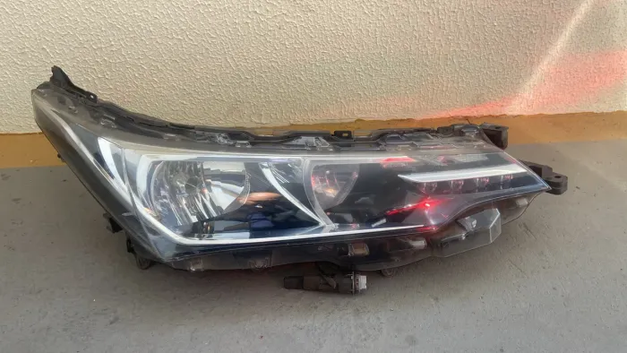 Farol do Corolla modelo 2018 com led lado direito