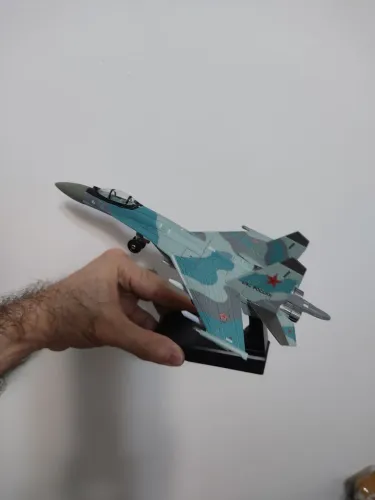 Miniatura Caça SU-35S Plástico Escala 1:100