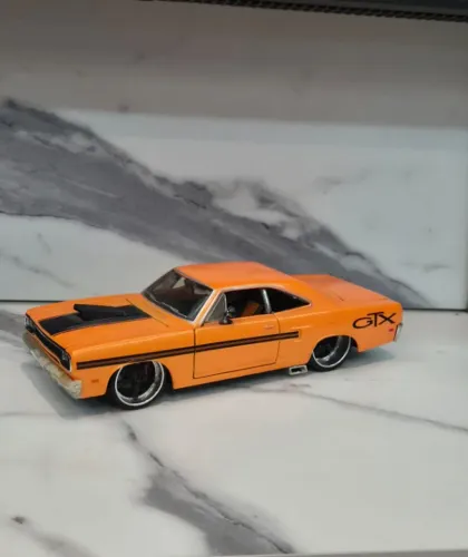 Miniatura Plymouth GTX Maisto 1:25 - Colecionável