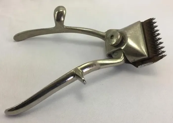 Máquina de corta cabelo antiga 